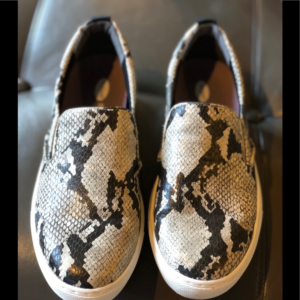 Like new, size 8, comfortable sneaker by Dr. Scholl’s.